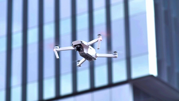 无人机.jpg 无人机.jpg