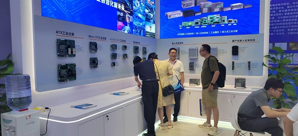 华北工控的丰富展品吸引了众多业内人士驻足与咨询